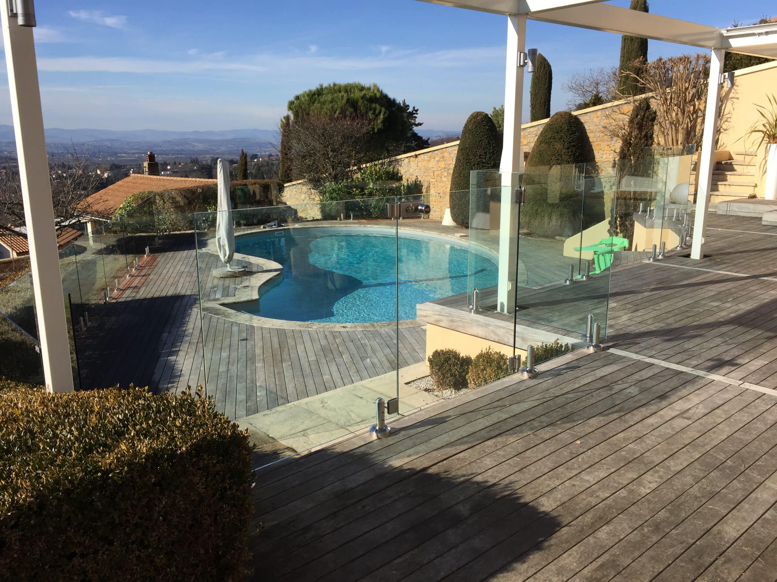 Barrière de piscine en verre