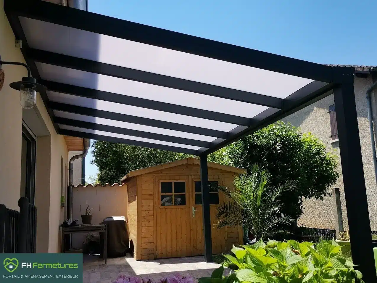Auvent alu adossé avec toiture polycarbonate opaque sur deux poteaux installé à Anse (69) par FH Fermetures