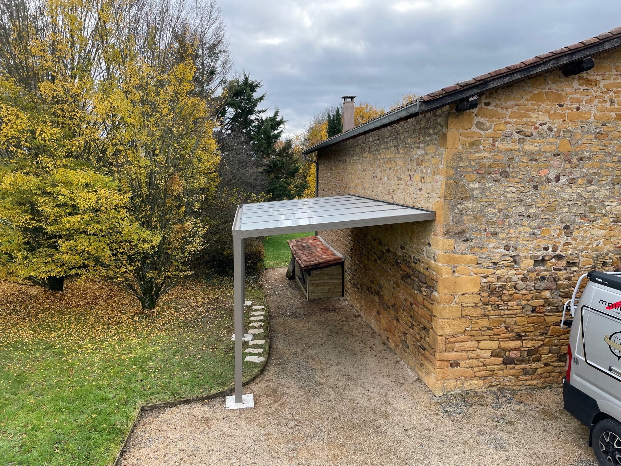 Carport à toiture fixe