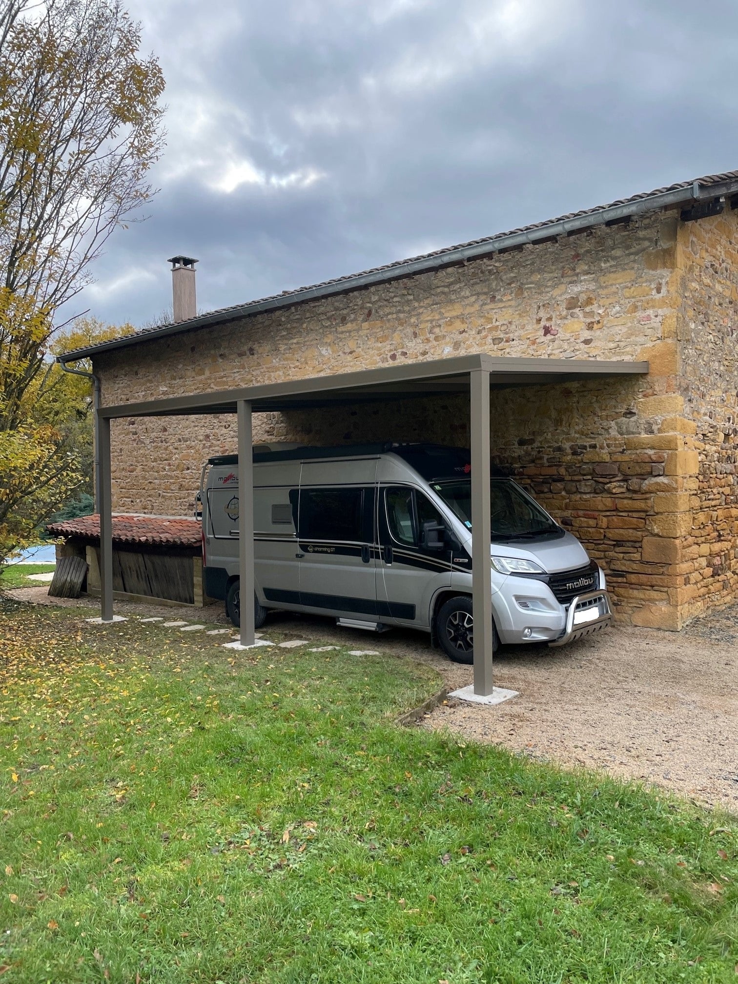 Carport avec trois poteaux
