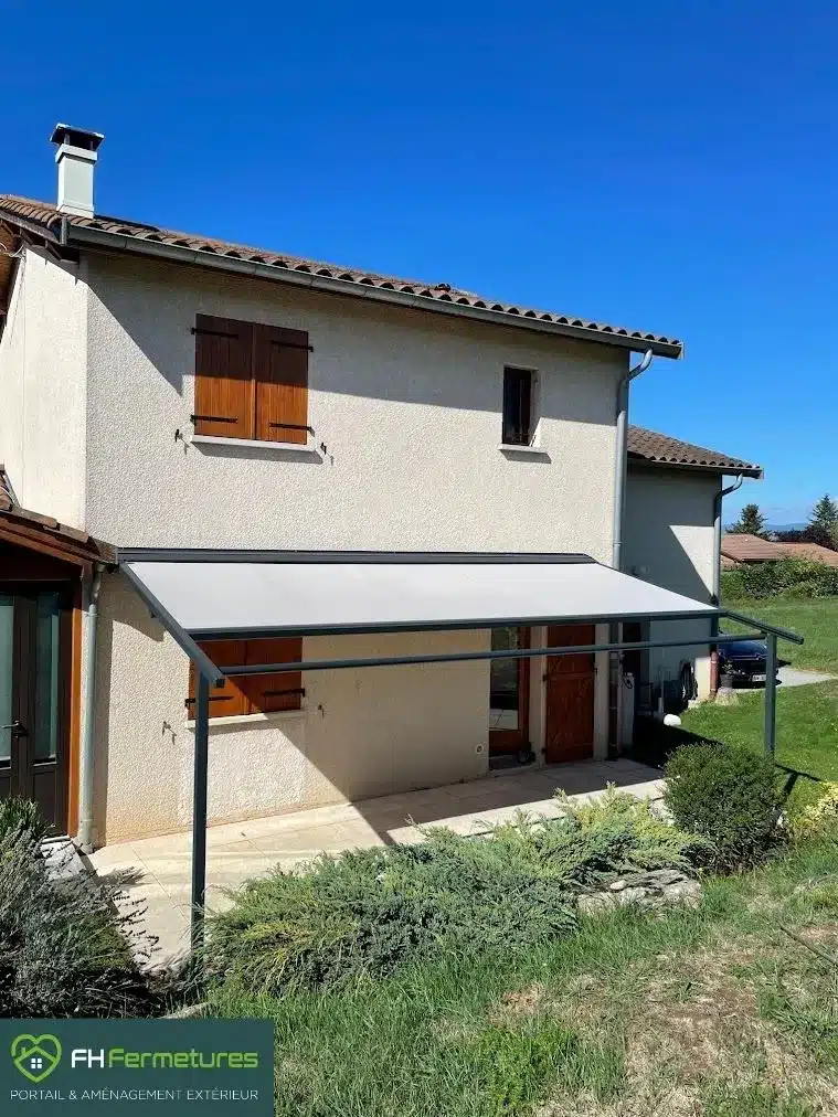 Pergola à toile adossée avec toile motorisée grise installée à Villefranche (69) par FH Fermetures