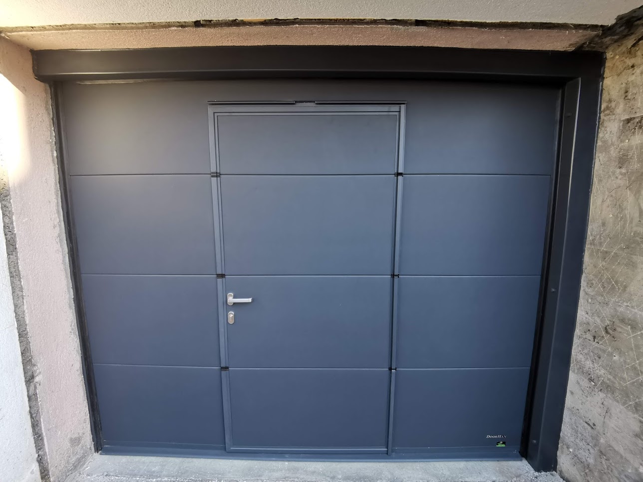 Porte de garage avec portillon