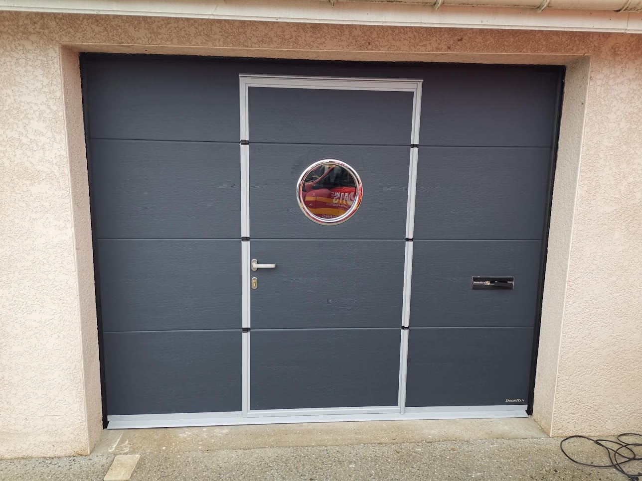 Porte de garage avec hublot et portillon