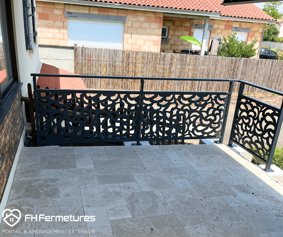 Garde-corps aluminium anthracite motif pétale découpe laser installé sur terrasse en hauteur à Mâcon (71) par FH Fermetures