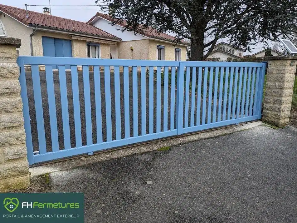 Portail coulissant alu ajouré RAL 5024 bleu installé à Saint André d'Huiriat (01) par FH Fermetures