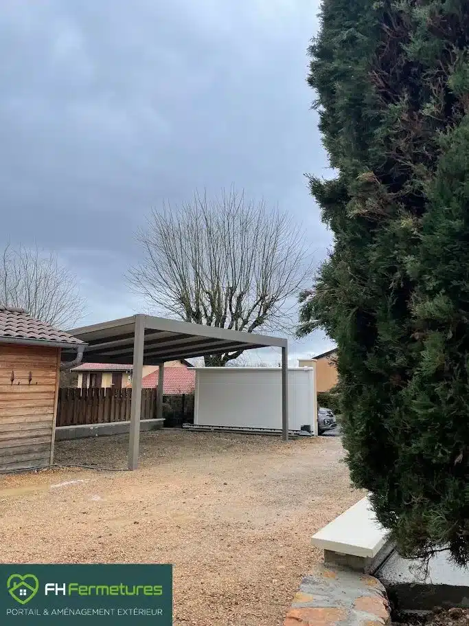 Carport indépendant en alu RAL 7006 avec toiture panneau sandwich installé à Anse (69) par FH Fermetures