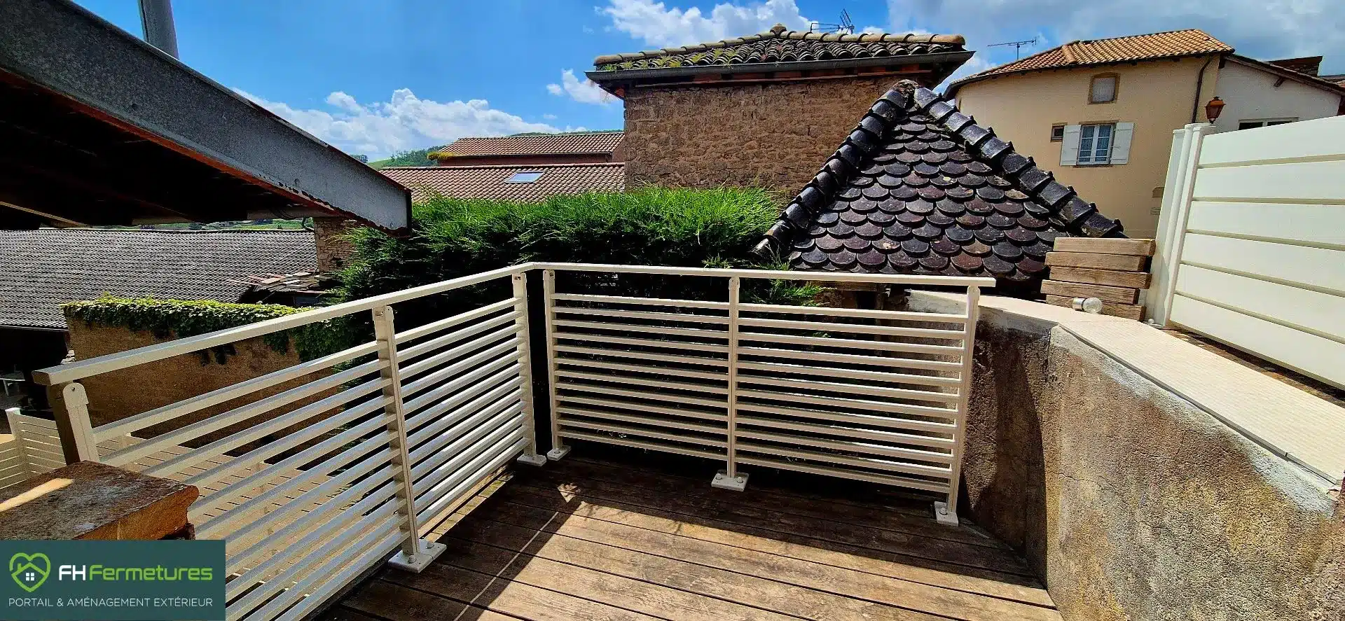 Garde-corps alu à Fuissé (71), barreaudage horizontal plat RAL 1015 ivoire, fixé sur terrasse. Fabricant KSM. Devis gratuit.
