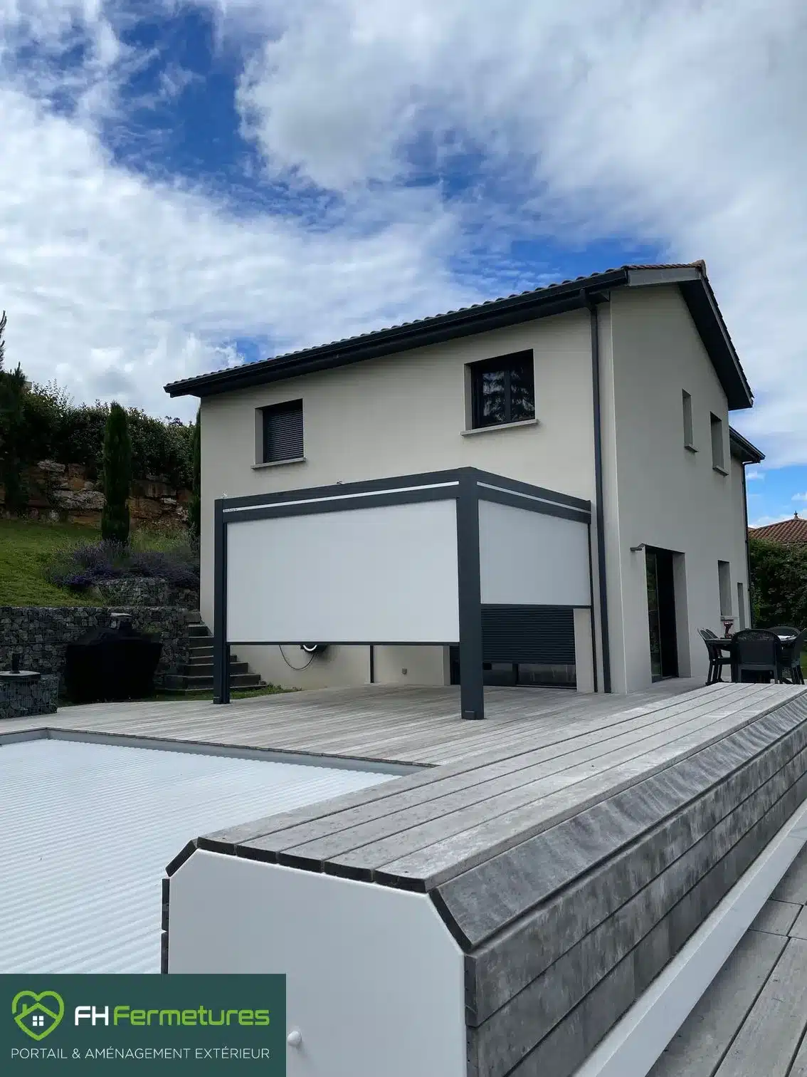 Pergola bioclimatique RAL 7016 avec stores zip gris clair installée à Civrieux d'Azergues (69) par FH Fermetures
