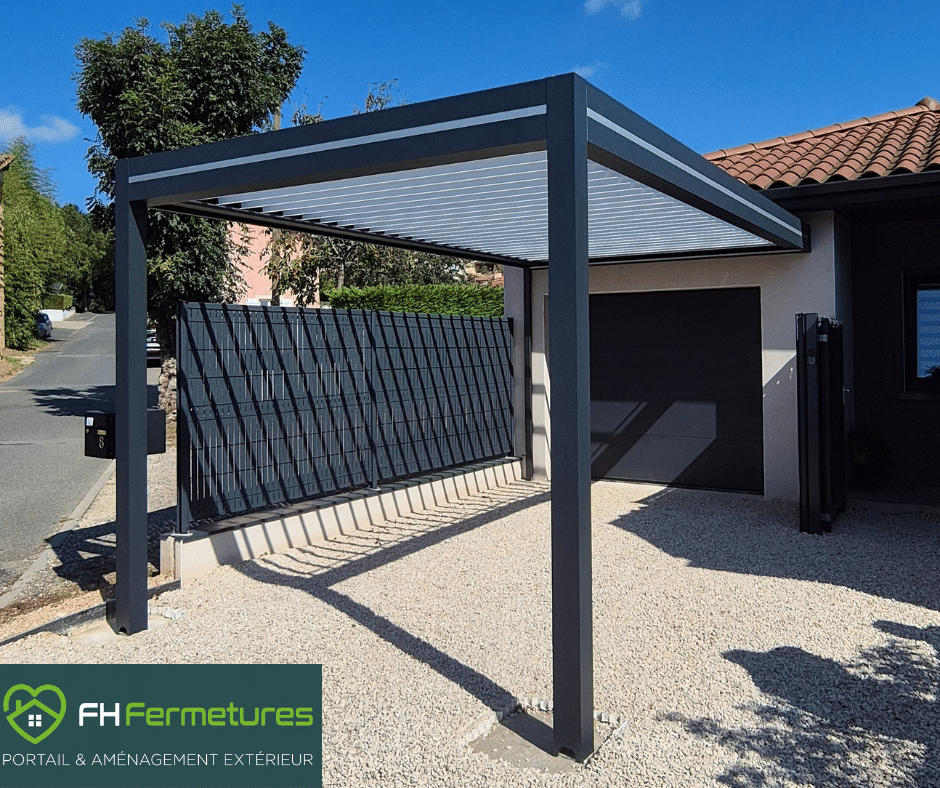 Pergola bioclimatique aluminium anthracite RAL 7016 adossée à la façade sur deux poteaux utilisée comme abri véhicule à Frans (01) par FH Fermetures
