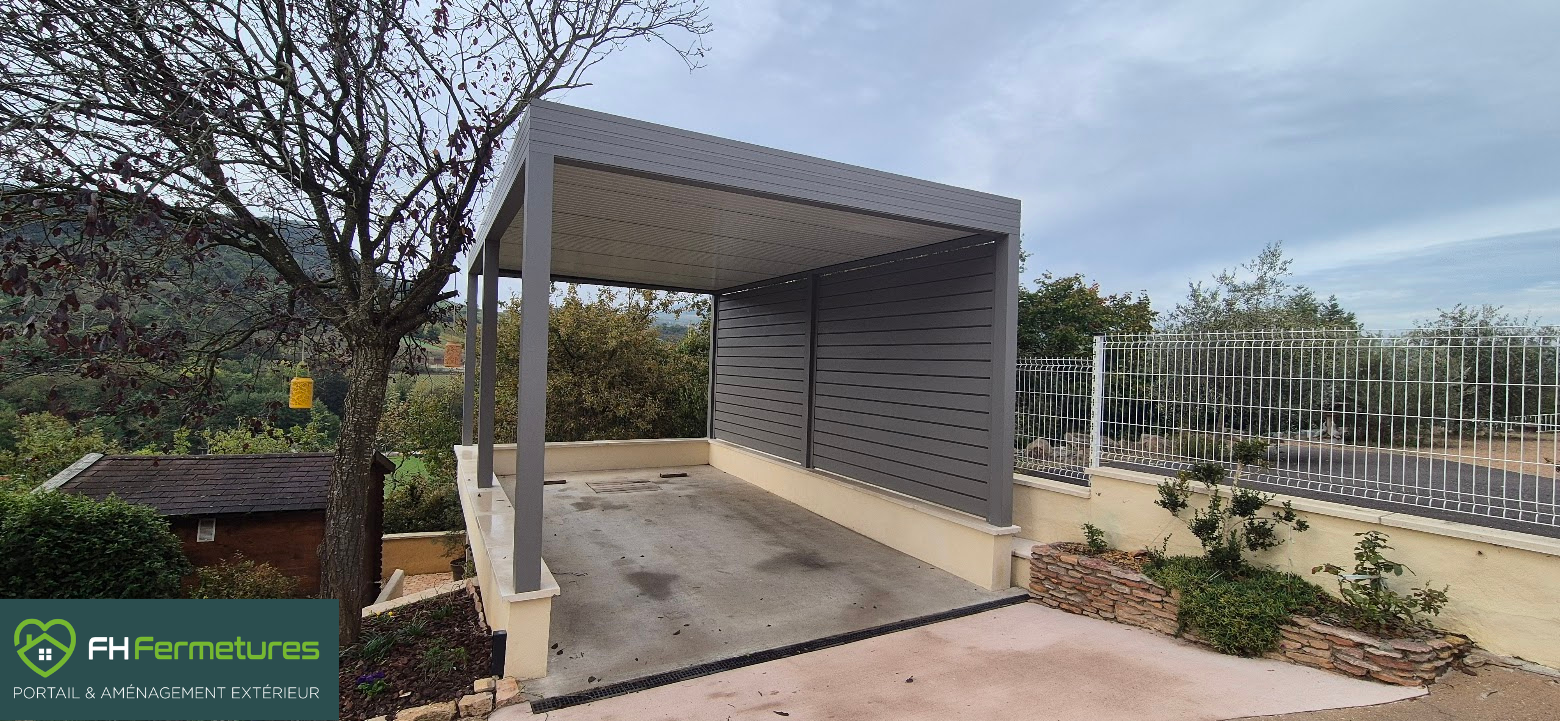 Carport aluminium RAL 9007 givré avec toiture panneau sandwich et lames fixes installé à La Roche Vineuse (71) par FH Fermetures