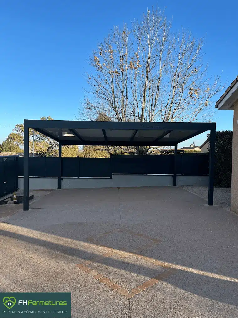 Carport aluminium anthracite toiture panneau sandwich sur plots béton installé à Vinzelles (71) par FH Fermetures