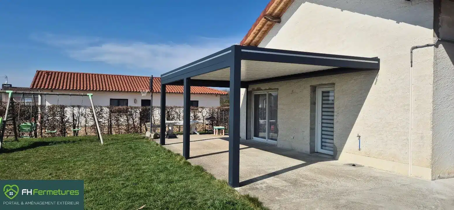 Pergola alu à Saint Genis sur Menthon (01). Poteau intermédiaire renforcé, store en deux parties. Art Home Alu sur mesure. Devis gratuit.