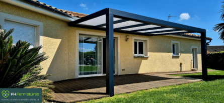 Auvent aluminium RAL 7016 avec toiture polycarbonate dépoli installé sur terrasse à Sancé (71) par FH Fermetures