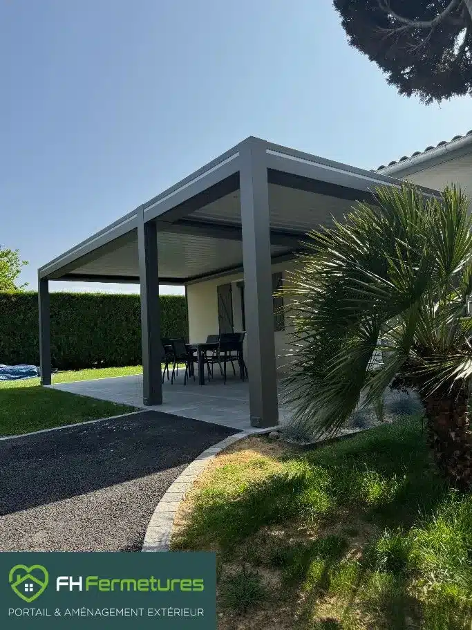Pergola bioclimatique double module aluminium anthracite avec stores zip et LEDs installée sur terrasse à Ars-sur-Formans (01) par FH Fermetures