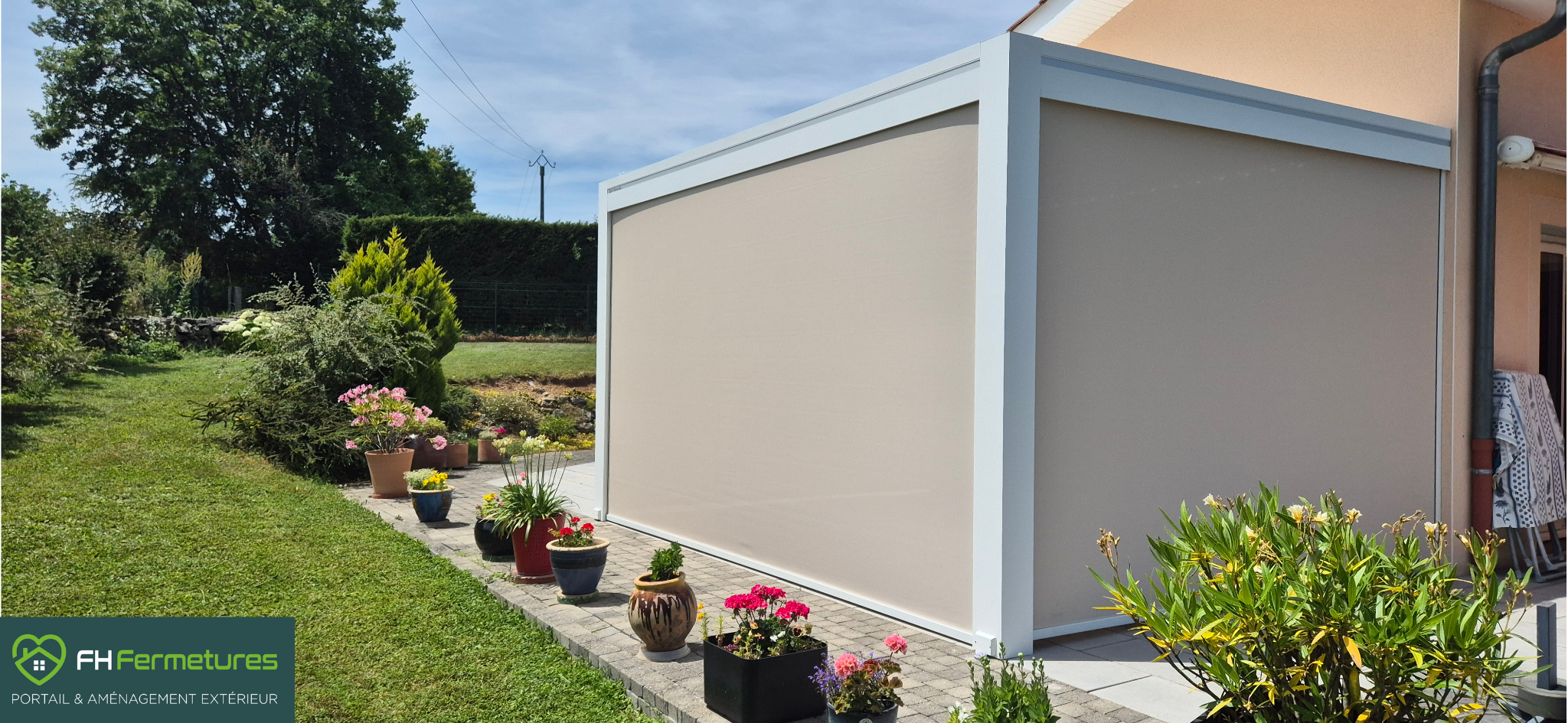 Pergola bioclimatique aluminium blanc avec stores zip beige sur 3 côtés installée sur terrasse à Morancé (69) par FH Fermetures