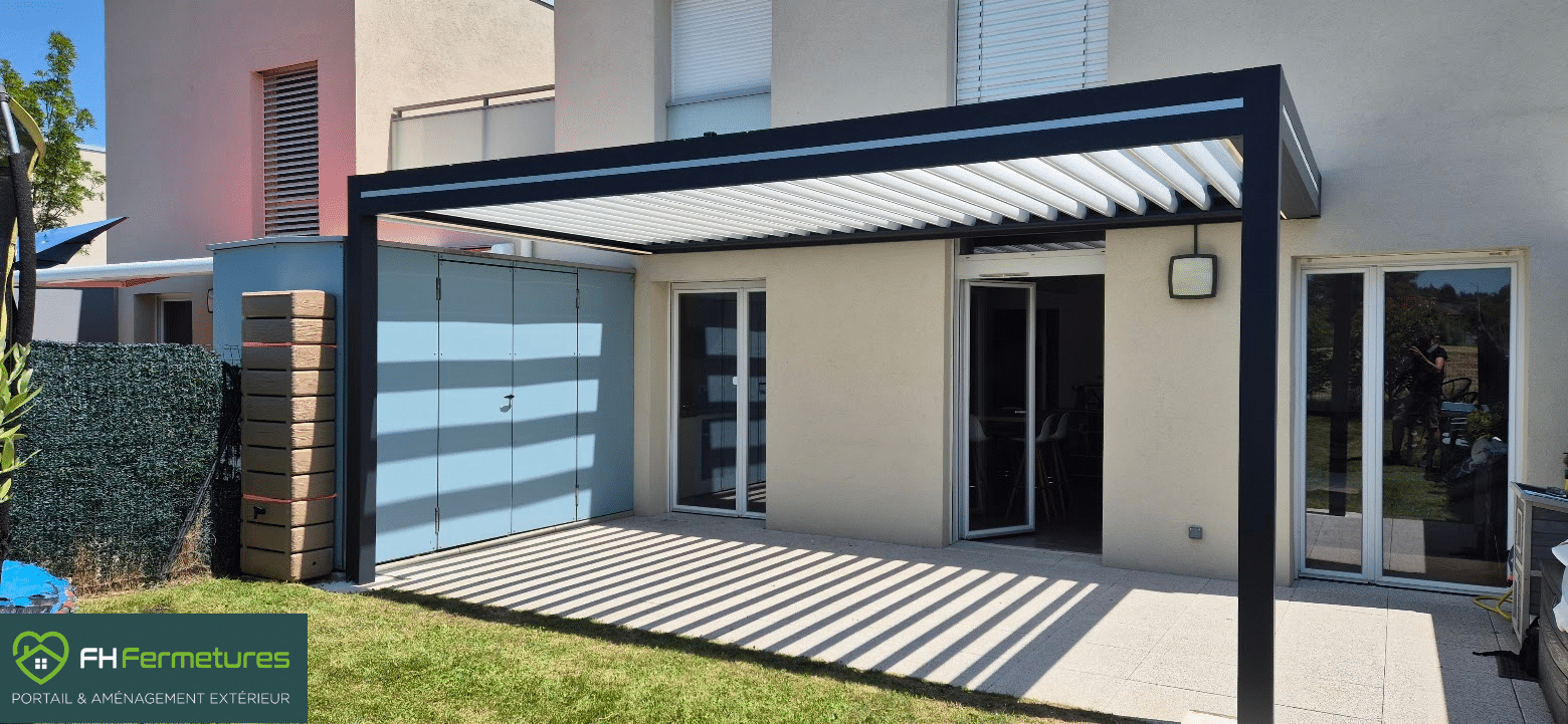 Pergola bioclimatique aluminium RAL 7016 anthracite à lames orientables blanches installée sur terrasse à Charnay-lès-Mâcon (71) par FH Fermetures