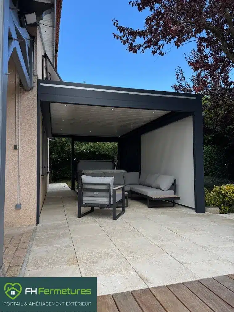 Pergola adossée avec stores zip et spots LED installée à La Roche Vineuse (71) par FH Fermetures
