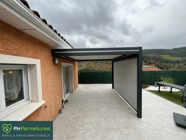 Pergola bioclimatique à Saint-Marcel-l’Éclairé – Lames orientables et store latéral avec vue sur les collines