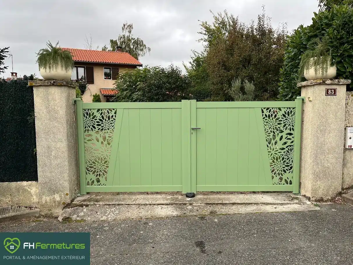 Portail manuel alu RAL 6021 modèle Corinthe avec motifs lotus installé à Odenas (69) par FH Fermetures