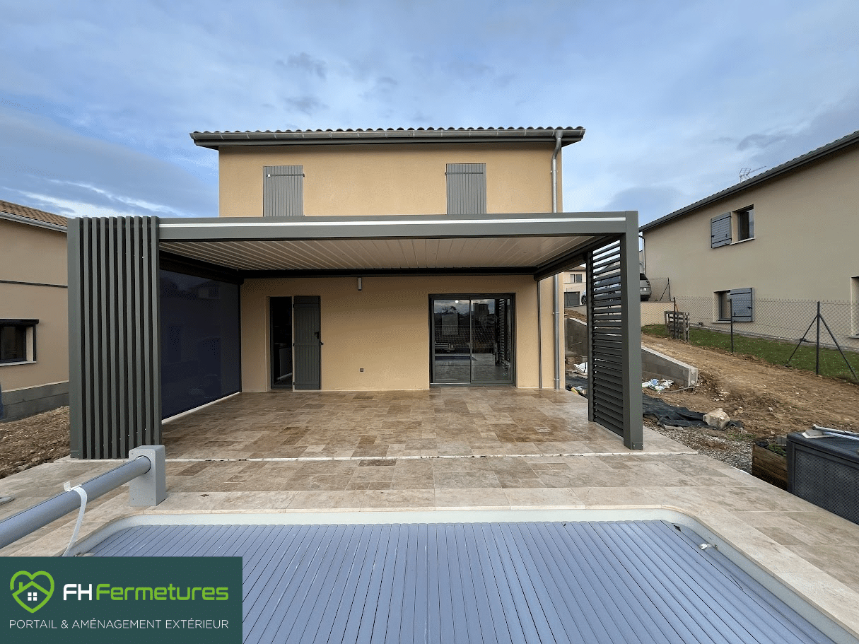 Pergola bioclimatique aluminium RAL 7010 avec stores, lames orientables et boucliers installée sur terrasse piscine à Porte-des-Pierres-Dorées (69) par FH Fermetures