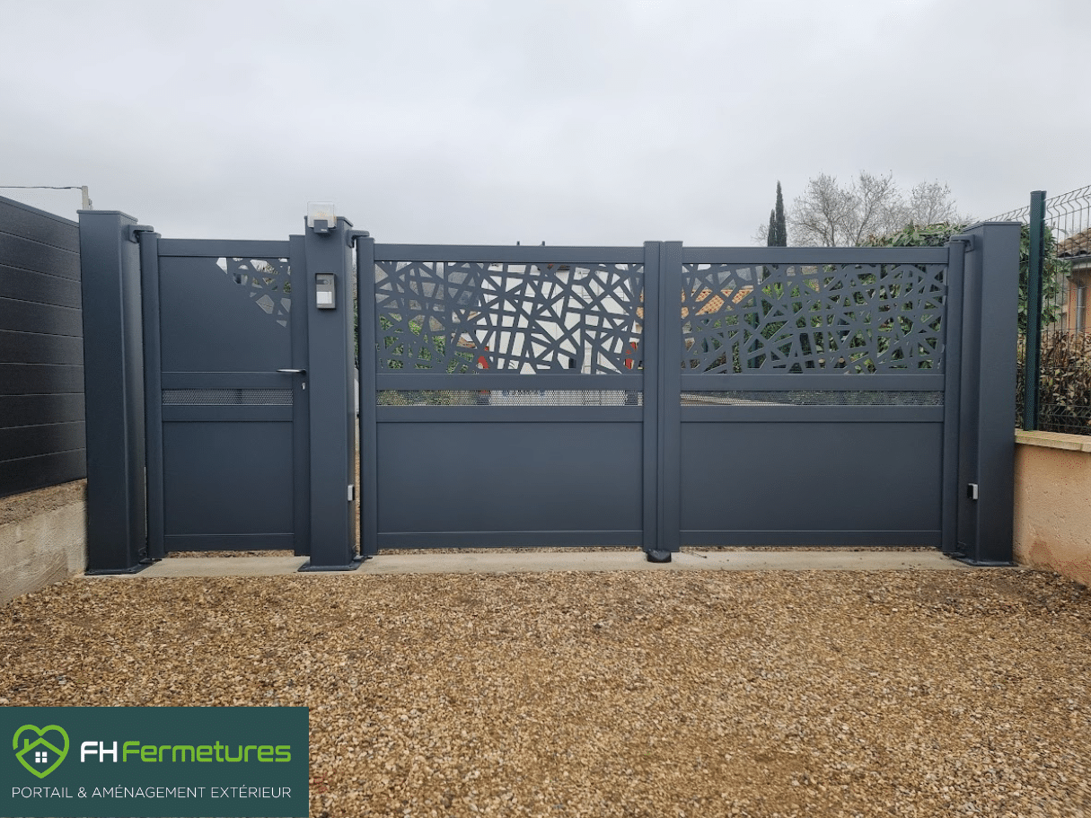 Portail battant aluminium anthracite motif abstrait découpe laser avec portillon et piliers assortis à Civrieux-d'Azergues (69) par FH Fermetures