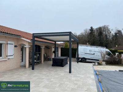 Pergola bioclimatique aluminium anthracite à lames orientables sur 4 poteaux installée à Savigneux (42) par FH Fermetures