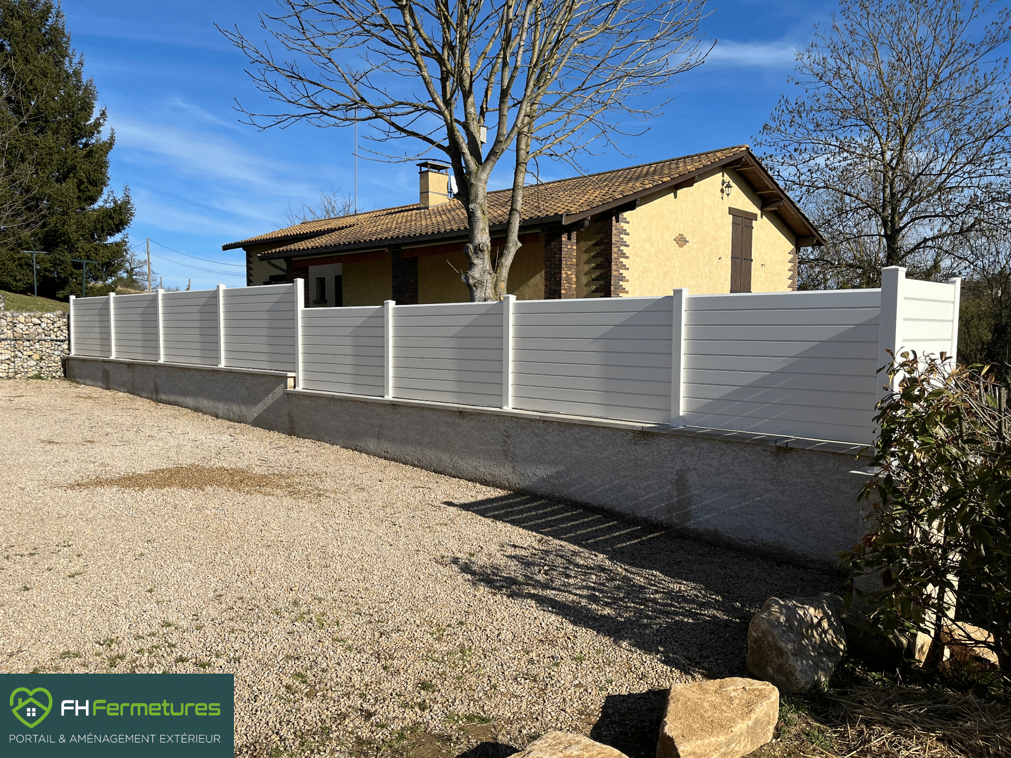 Clôture aluminium à lames persiennes blanc RAL 9010 vissée sur muret existant à Châtillon-sur-Chalaronne (01) par FH Fermetures