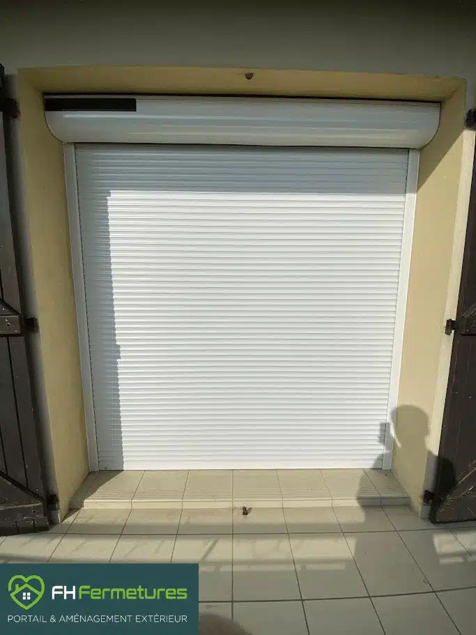 Volet roulant solaire aluminium blanc installé sur fenêtre à Saint-Lager (69) par FH Fermetures