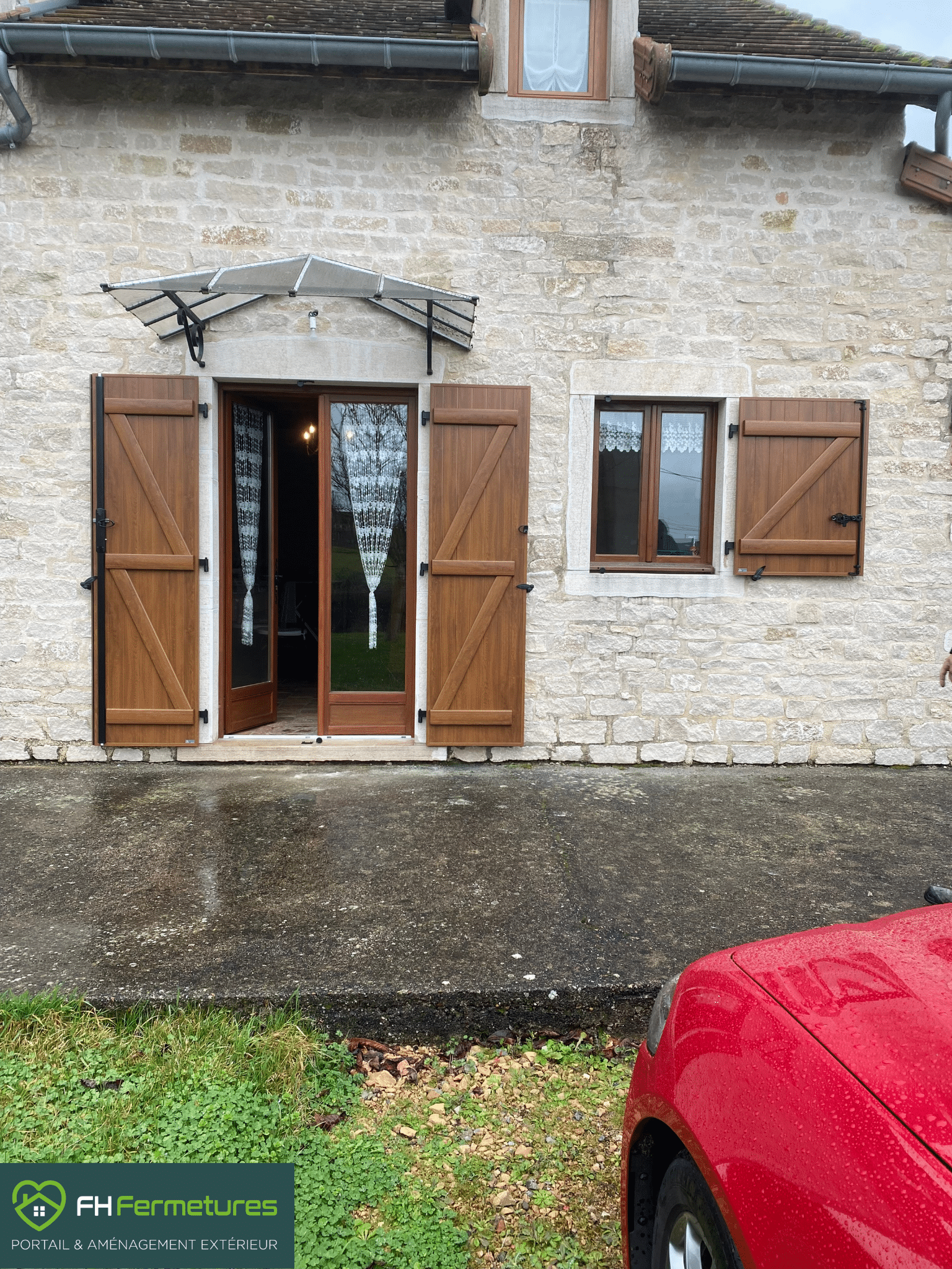 Volets battants aluminium chêne doré avec ferrages noirs installés sur maison en pierre à Savigny-sur-Grosne (71) par FH Fermetures