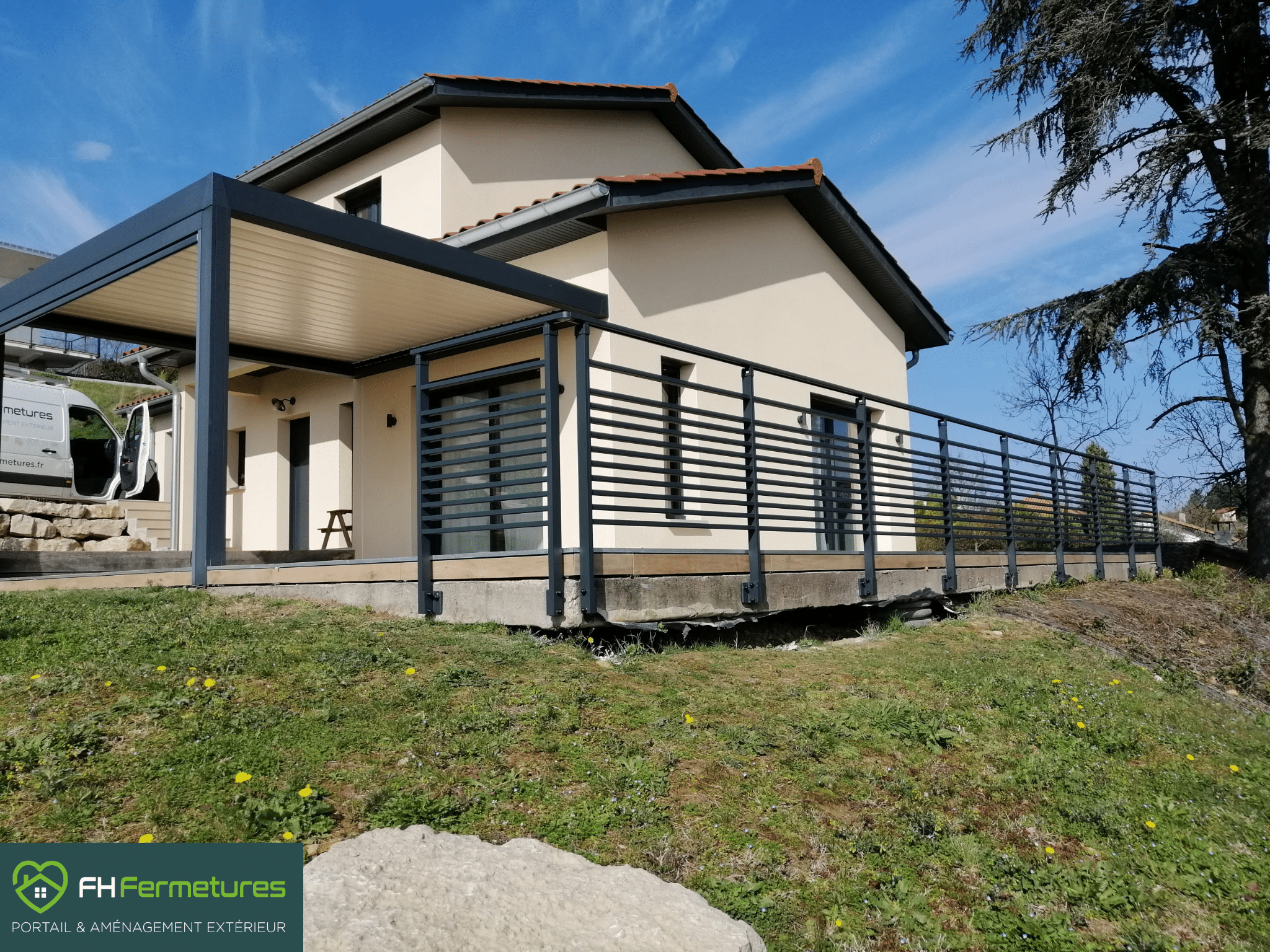 Garde-corps aluminium barreaudé anthracite en pose à l'anglaise sur terrasse avec pergola à Lachassagne (69) par FH Fermetures