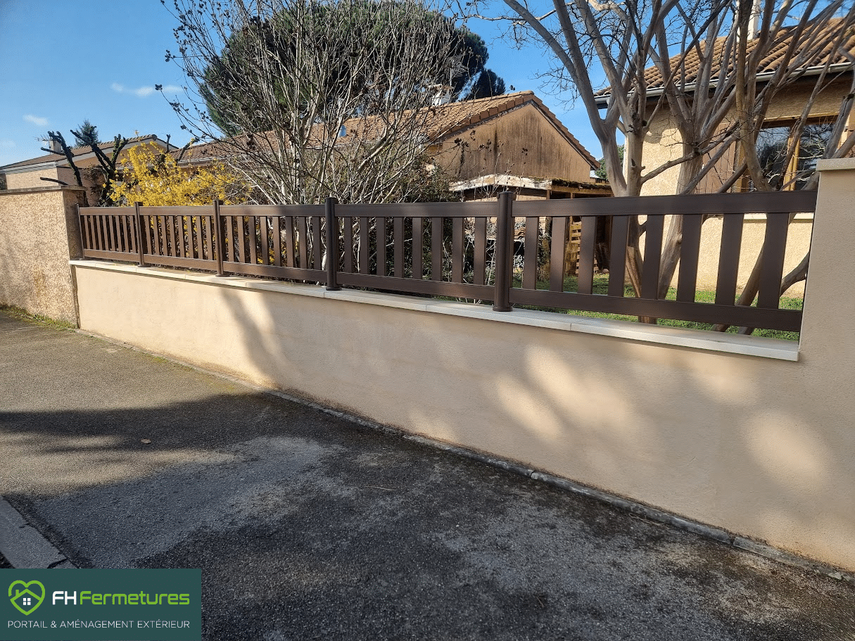 Clôture barreaudée aluminium marron sur mesure installée sur muret à Anse (69) par FH Fermetures