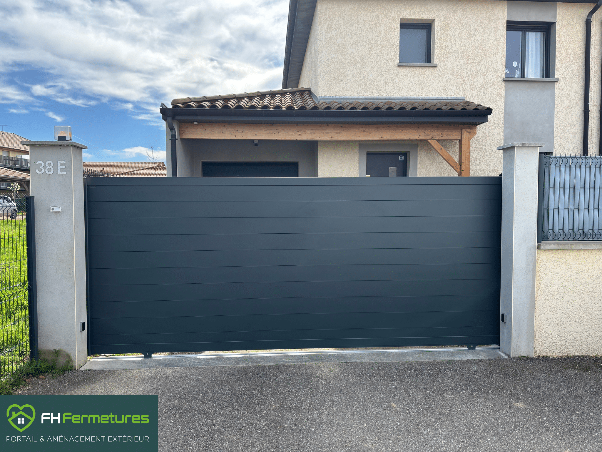 Portail coulissant aluminium lames pleines RAL 7016 gamme Outremer KSM motorisé installé à Civrieux (01) par FH Fermetures