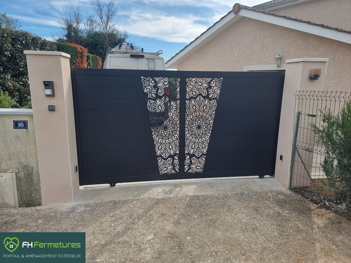 Portail coulissant aluminium RAL 7016 avec motif mandala découpé installé à Belleville-en-Beaujolais par FH Fermetures