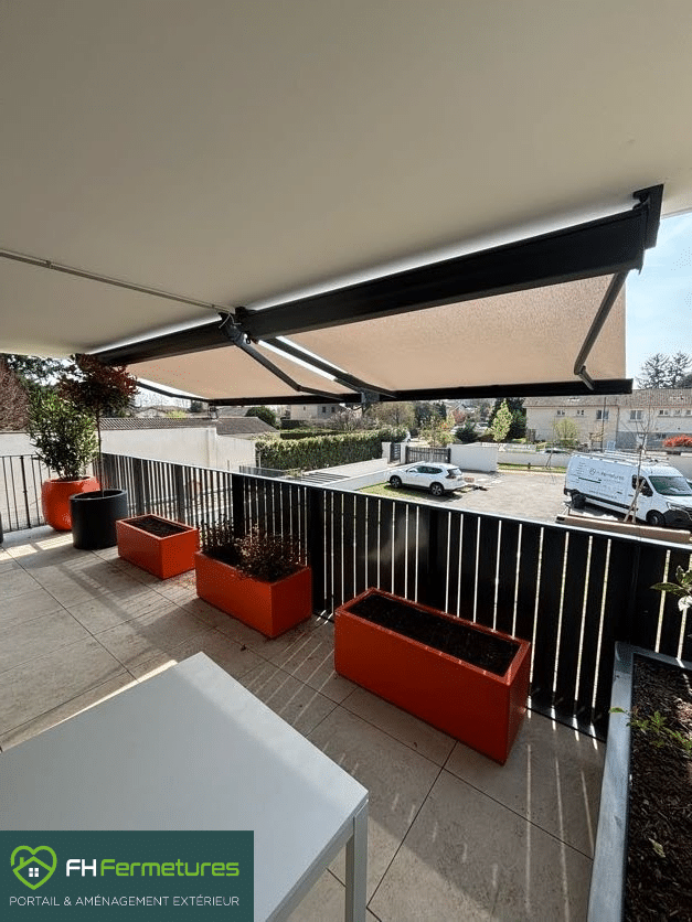 Deux stores bannes motorisés en pose plafond côte à côte sur balcon au premier étage à Belleville-en-Beaujolais (69) par FH Fermetures