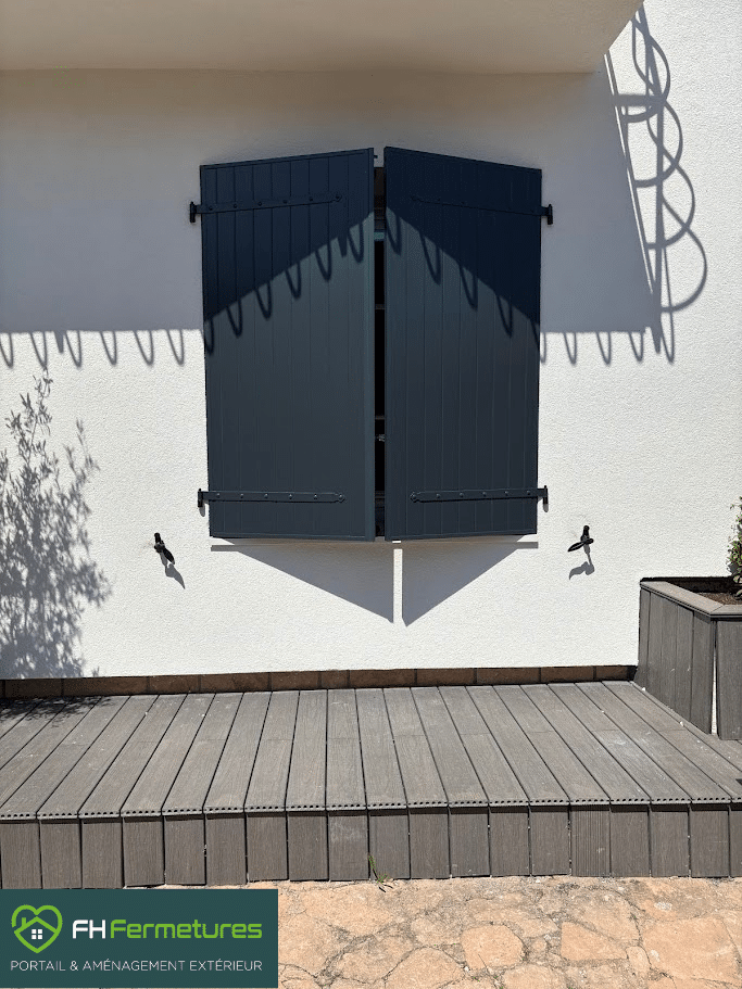 Volets battants aluminium à Mâcon – Fixation penture contre penture pour un rendu authentique