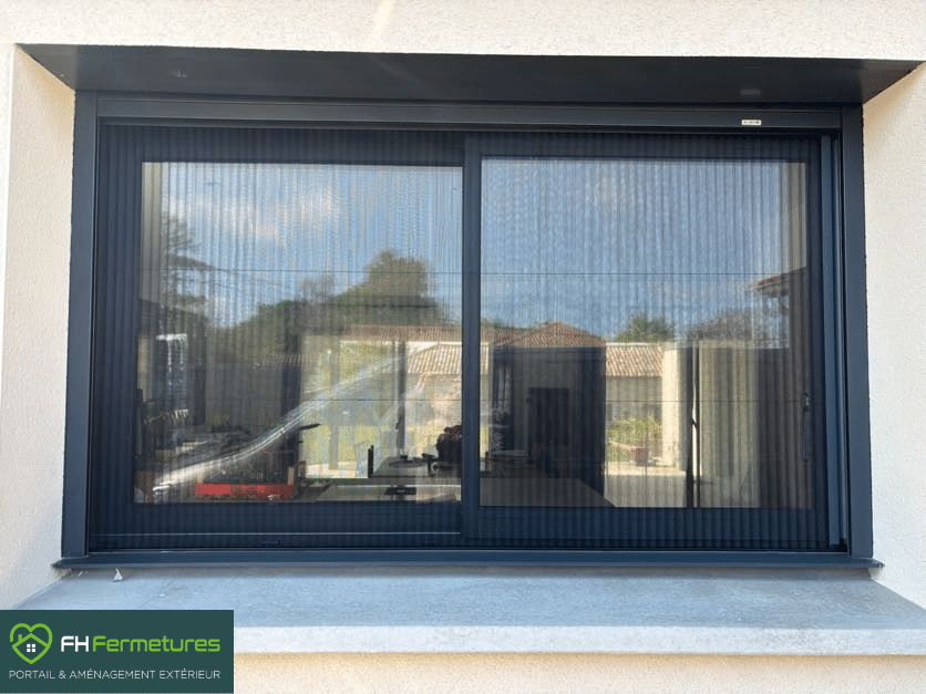 Moustiquaire plissée latérale anthracite installée sur fenêtre de salle à manger à Cormoranche-sur-Saône (01) par FH Fermetures