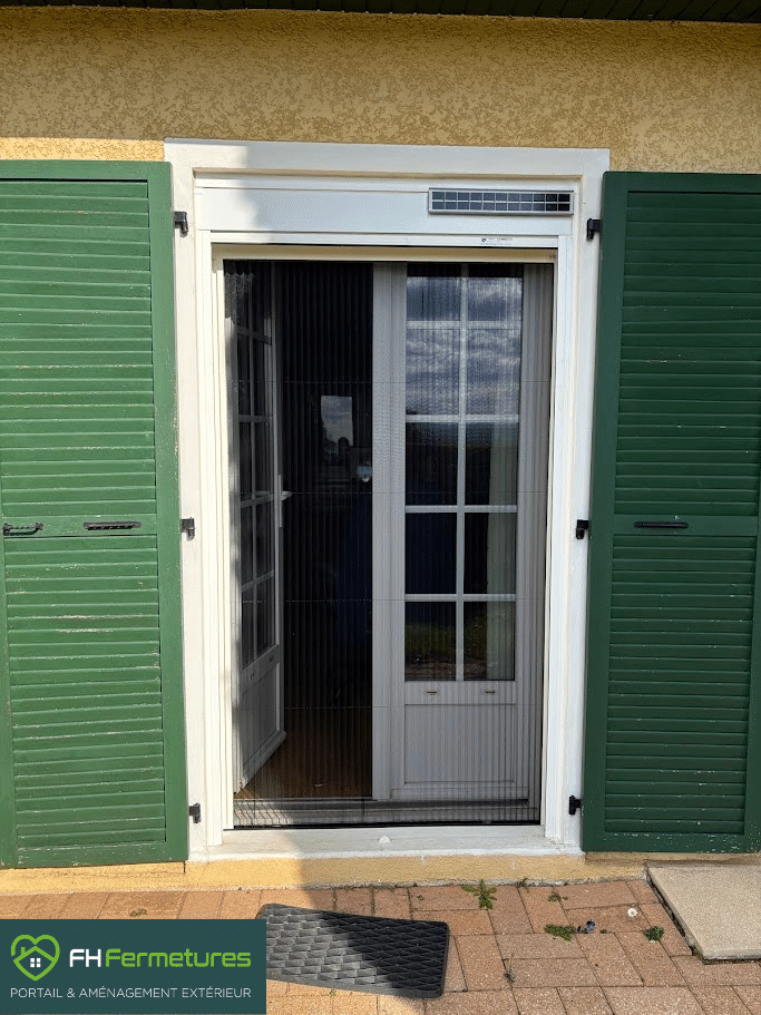 Moustiquaire plissée encadrement blanc toile noire installée sur porte-fenêtre à Misérieux (01) par FH Fermetures