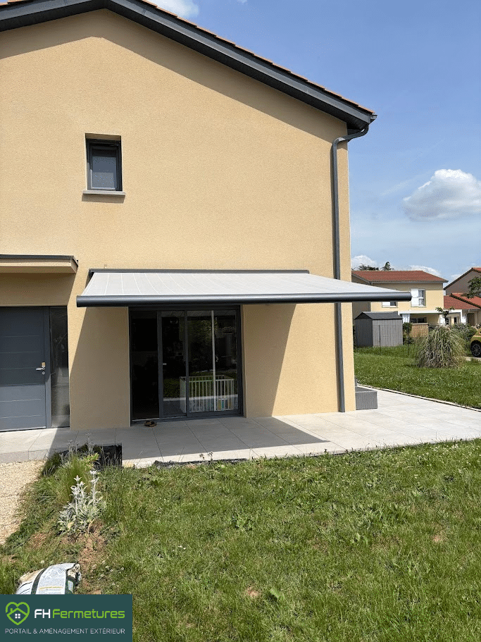 Store banne coffre motorisé toile gris clair installé sur terrasse à Mâcon (71) par FH Fermetures
