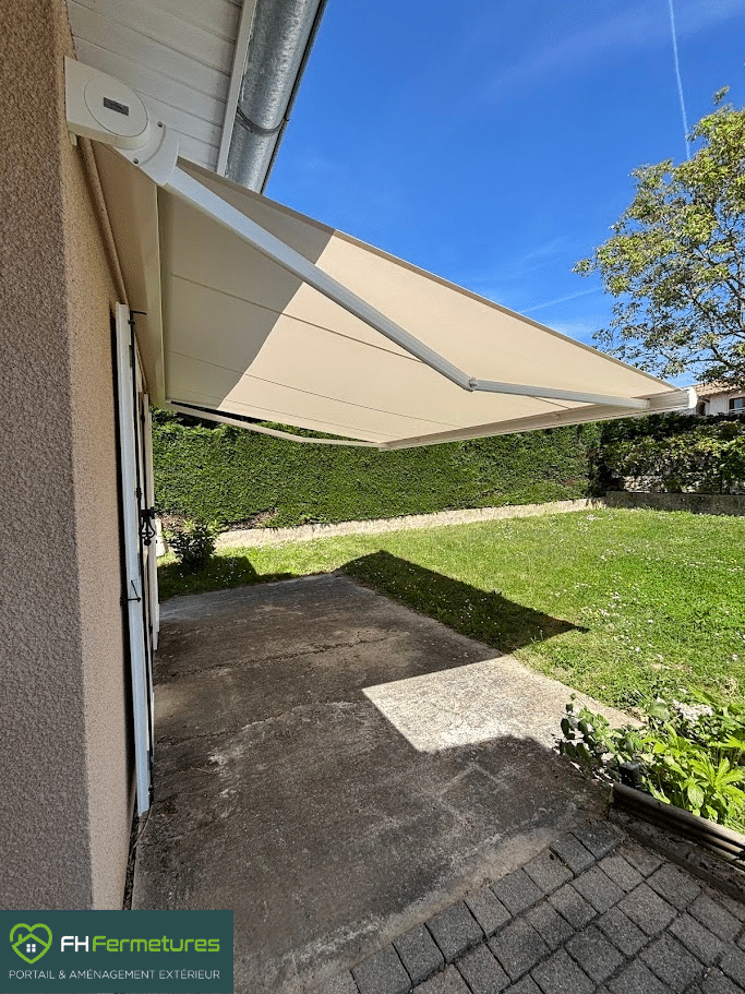 Store banne coffre blanc RAL 9010 avec toile beige installé sur terrasse à Saint-André-de-Corcy (01) par FH Fermetures