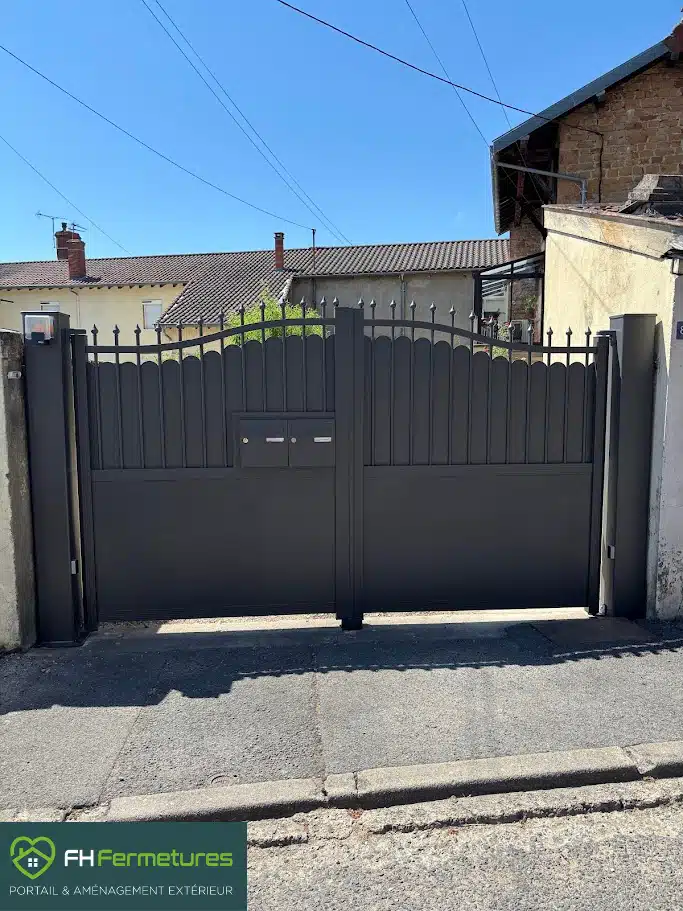 Portail aspect fer forgé à Mâcon – Remplacer sans renier le charme de l’ancien