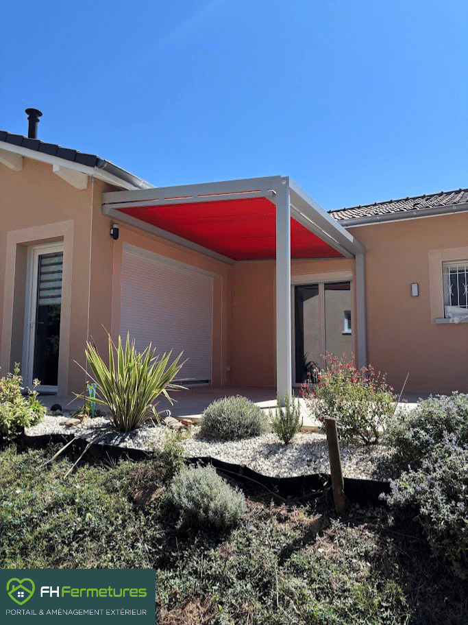 Auvent adossé alu gris RAL 9006 avec store motorisé rouge installé à Limas (69) par FH Fermetures