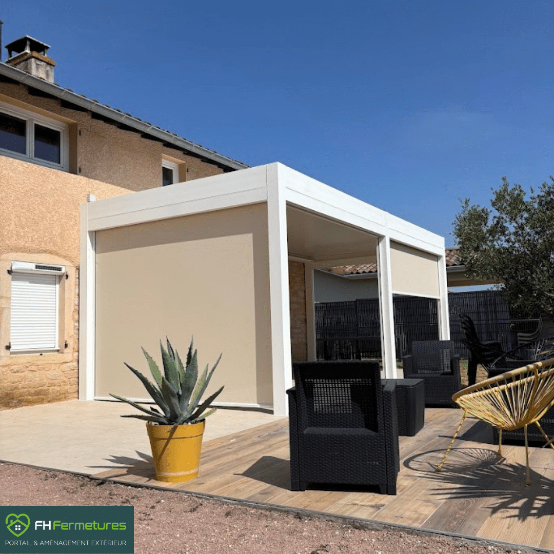 Pergola toit fixe blanche avec stores zip beiges et spots LED installée à Manziat (01) par FH Fermetures