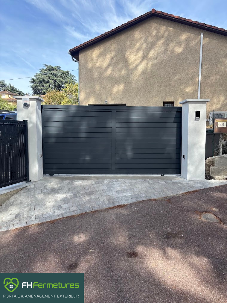Portail coulissant  brise vue anthracite modèle Maui motorisé installé à Trévoux (01) par FH Fermetures