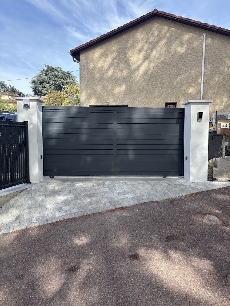 Portail coulissant installé par FH Fermetures