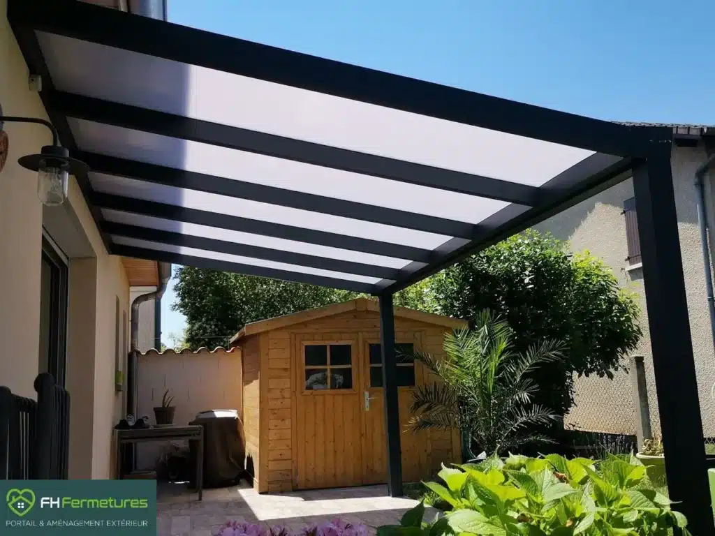 Auvent alu adossé avec toiture polycarbonate opaque sur deux poteaux installé à Anse (69) par FH Fermetures