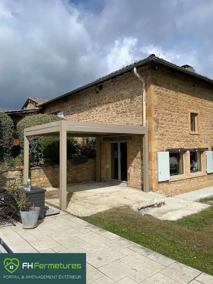 FH Fermetures | Pergola bioclimatique à Rivolet – Une teinte quartz sable taillée pour la pierre
