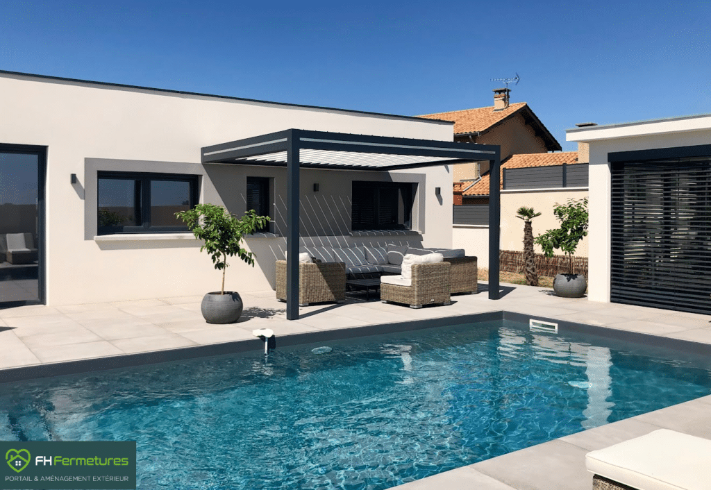 FH Fermetures | Pergola bioclimatique à Saint-Jean-de-Thurigneux – Un salon de jardin digne d'un magazine au bord de la piscine