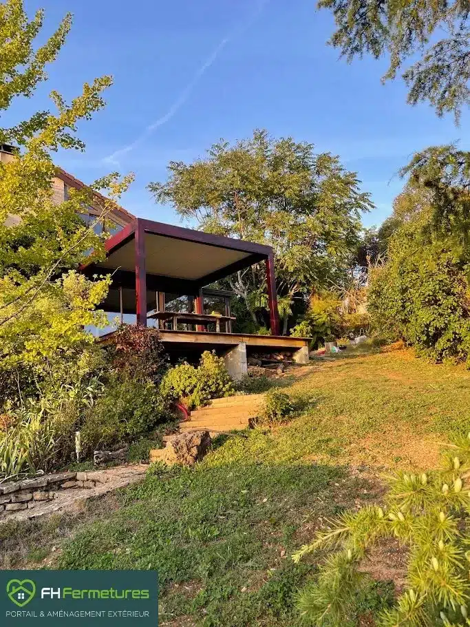 FH Fermetures | Pergola bioclimatique rouge à Berzé-la-Ville – Quand la couleur devient le centre de l'attention