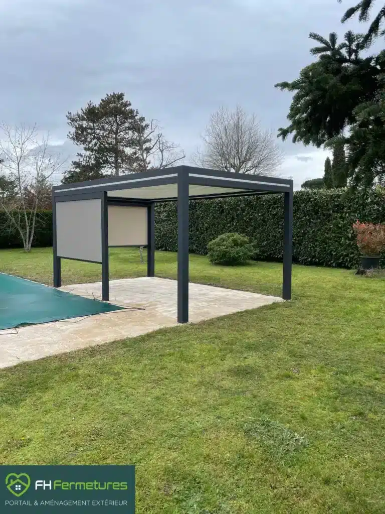 Pergola bioclimatique indépendante aluminium anthracite avec store zip installée au bord d'une piscine à Saint-Bernard (01) par FH Fermetures