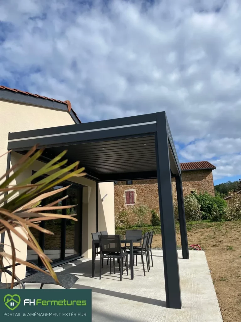 Pergola bioclimatique aluminium structure et lames RAL 7016 anthracite uniforme adossée à la façade à Cluny (71) par FH Fermetures